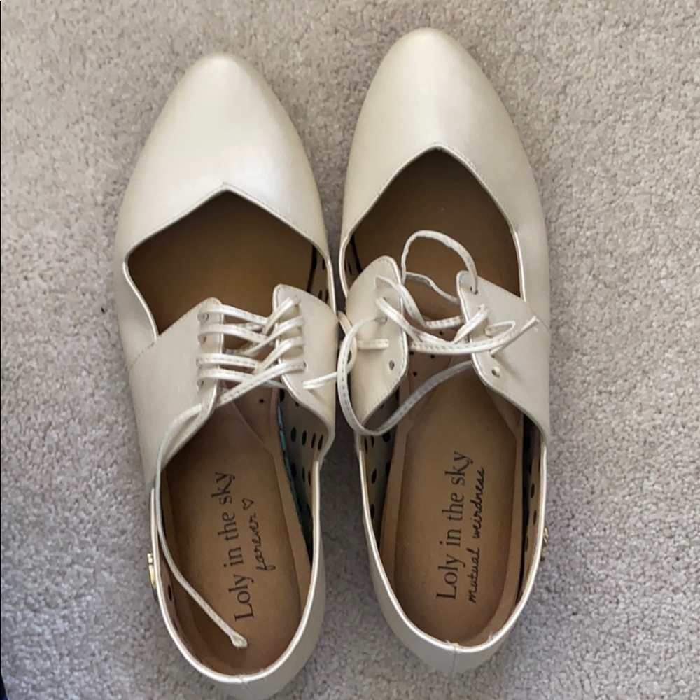 Loly in the sky pearly white dress shoes
